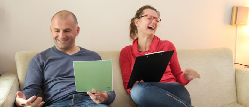 Mann und Frau auf Sofa lachend lernen workshop von einfach behalten